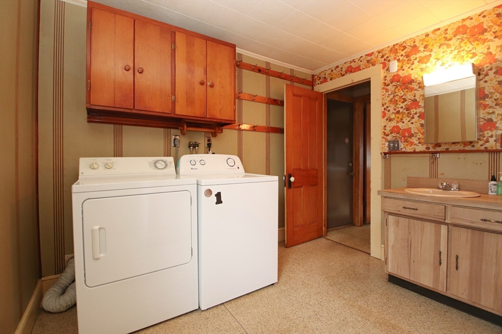 Lynn, Massachusetts 01905, United States, 3 Bedrooms Bedrooms, ,2 BathroomsBathrooms,Residential,Pending,121200