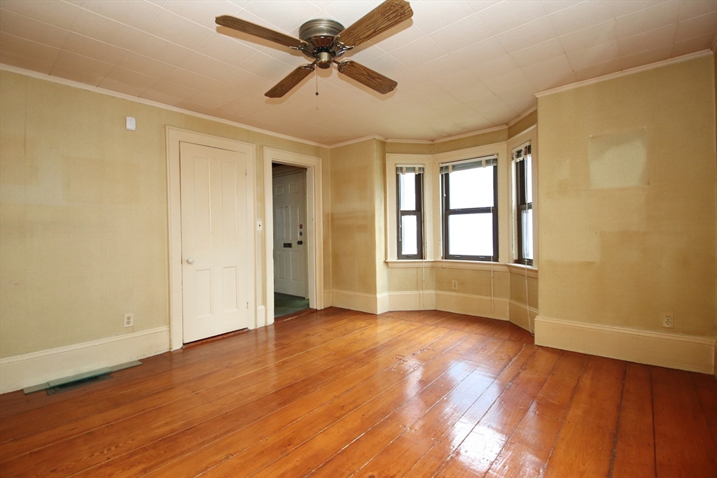 Lynn, Massachusetts 01905, United States, 3 Bedrooms Bedrooms, ,2 BathroomsBathrooms,Residential,Pending,121200