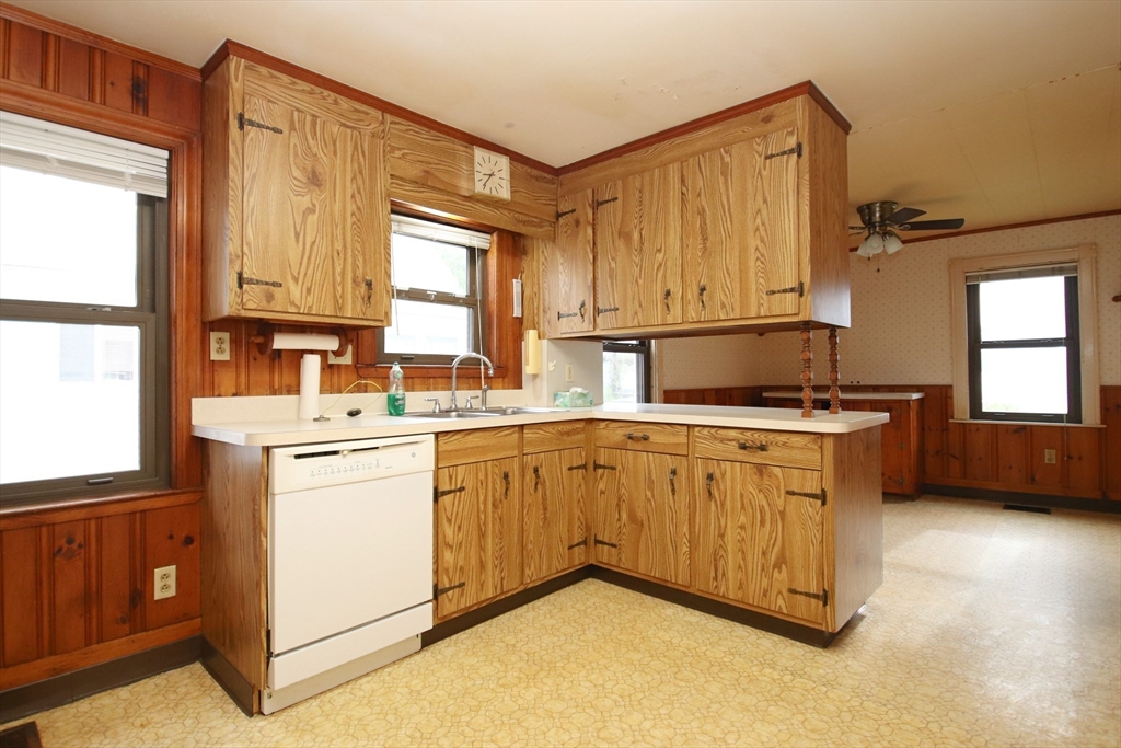 Lynn, Massachusetts 01905, United States, 3 Bedrooms Bedrooms, ,2 BathroomsBathrooms,Residential,Pending,121200