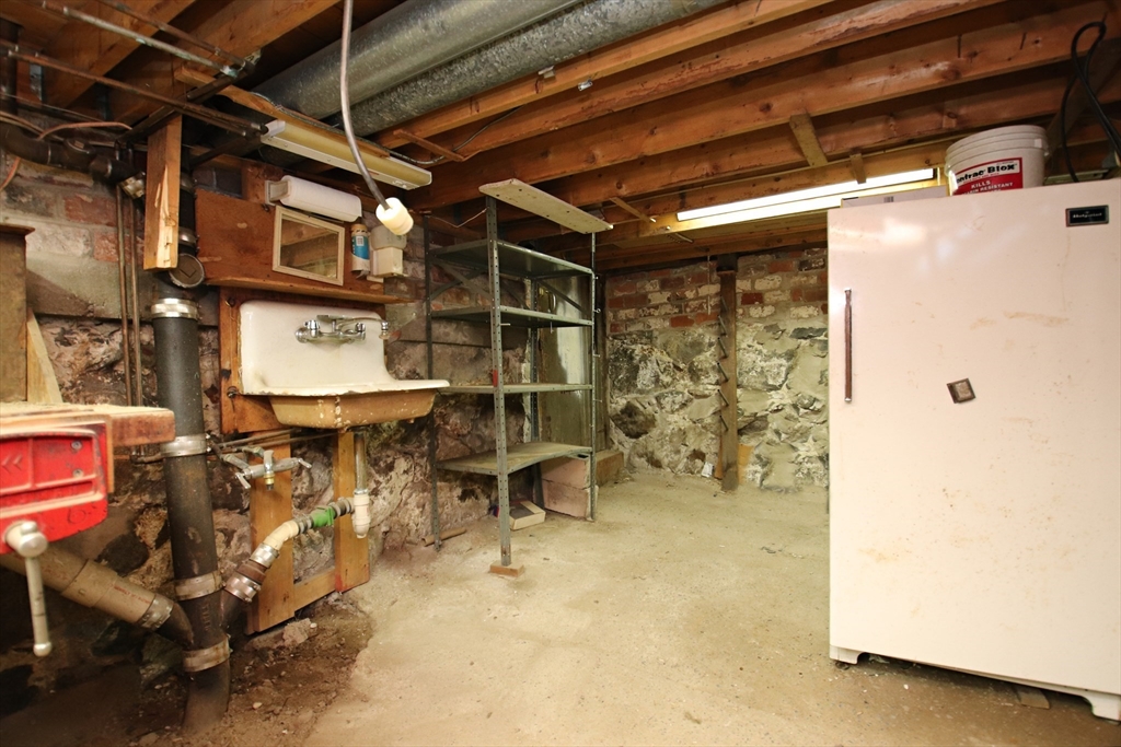 Lynn, Massachusetts 01905, United States, 3 Bedrooms Bedrooms, ,2 BathroomsBathrooms,Residential,Pending,121200