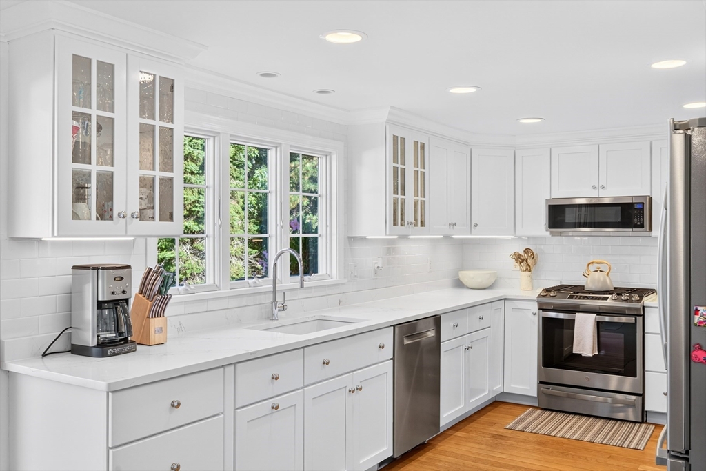 Chatham, Massachusetts 02633, United States, 4 Bedrooms Bedrooms, ,5 BathroomsBathrooms,Residential,Active,208935