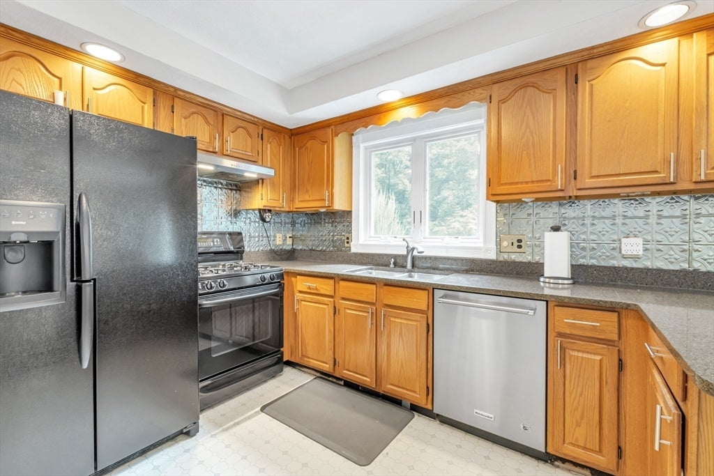 5 Strawberry Ln, Billerica, MA, 5 Strawberry Ln, Billerica, MA Photo #5