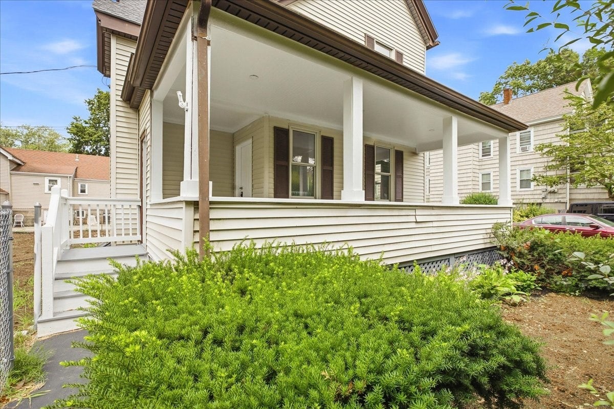 29 Wentworth Ave, Stoughton MA 02072