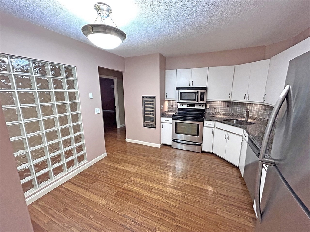 Watertown, Massachusetts 02472, United States, 2 Bedrooms Bedrooms, ,2 BathroomsBathrooms,Residential,Active,197298