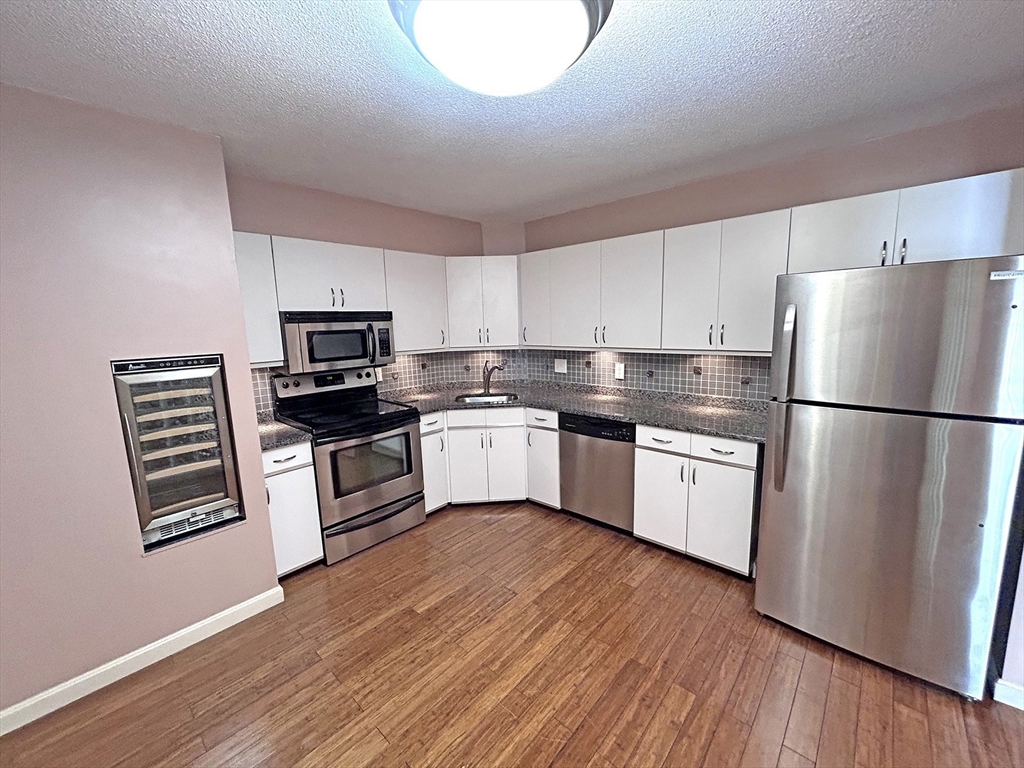 Watertown, Massachusetts 02472, United States, 2 Bedrooms Bedrooms, ,2 BathroomsBathrooms,Residential,Active,197298