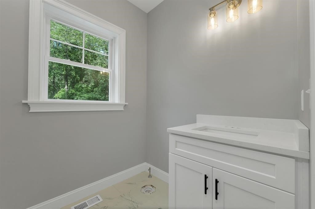60 Jenkins Rd, Bedford, NH, 60 Jenkins Rd, Bedford, NH Photo #15