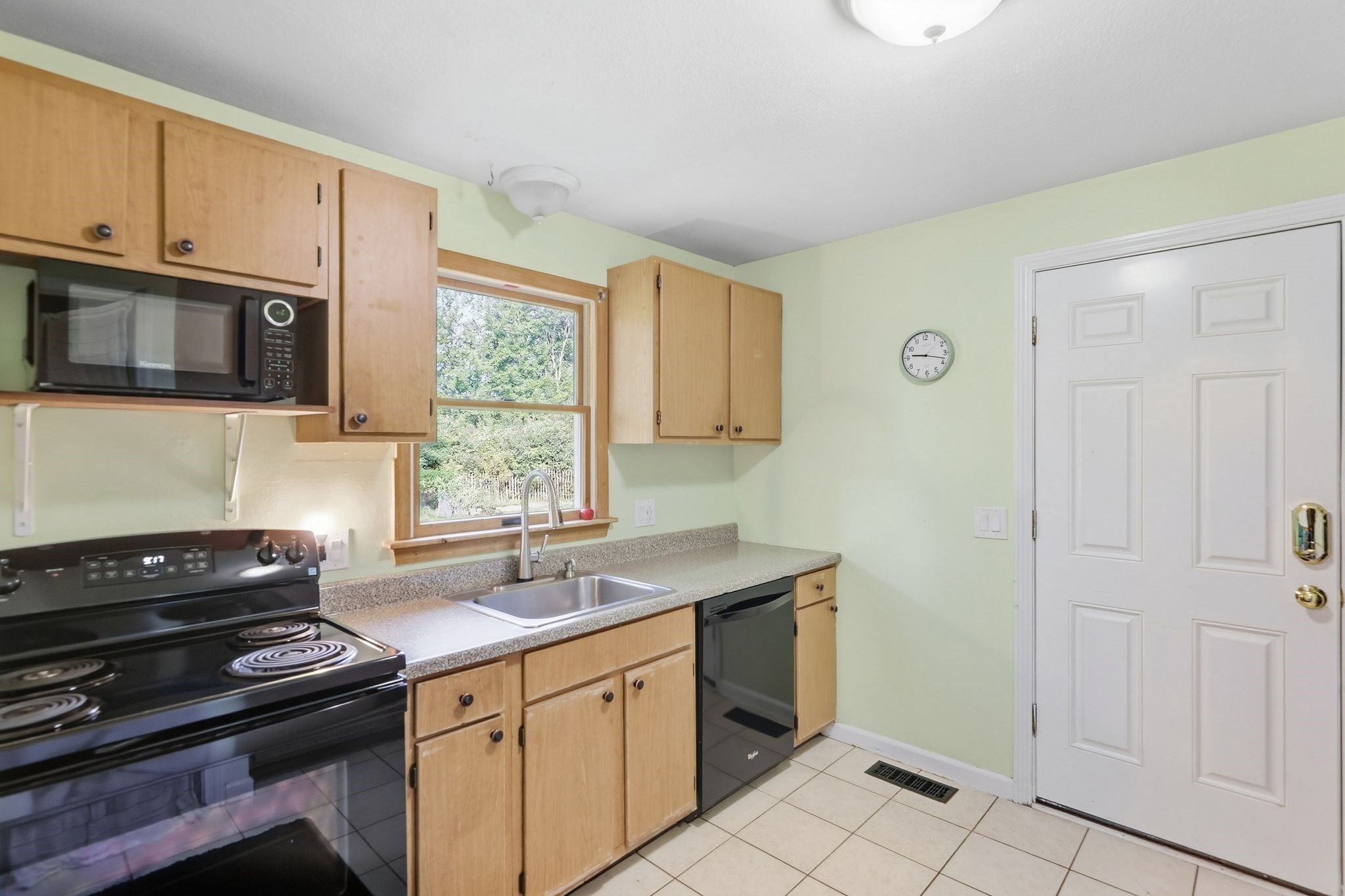 15 Surrey Ln, Amherst, MA Photo #13