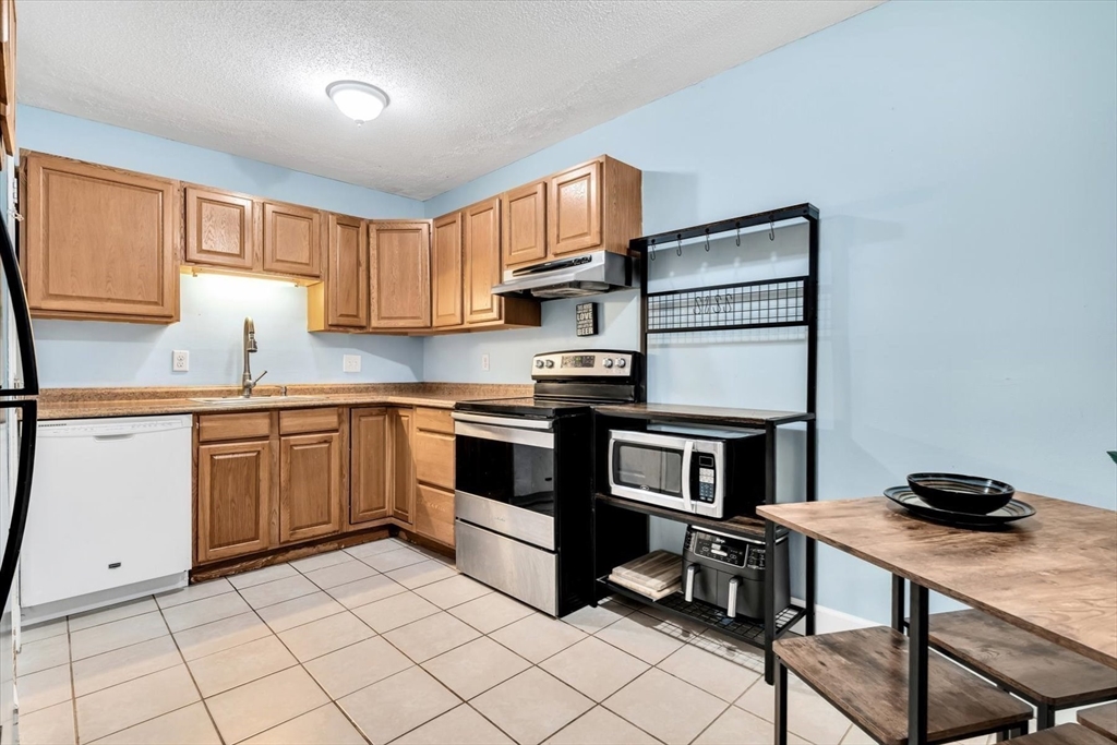 Plymouth, Massachusetts 02360, United States, 2 Bedrooms Bedrooms, ,1 BathroomBathrooms,Residential,Active,234446