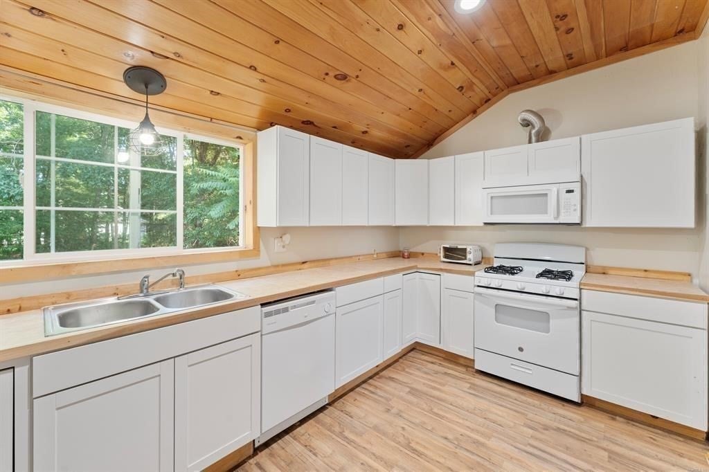 1530 Hartford Pike, Killingly, CT Photo #26
