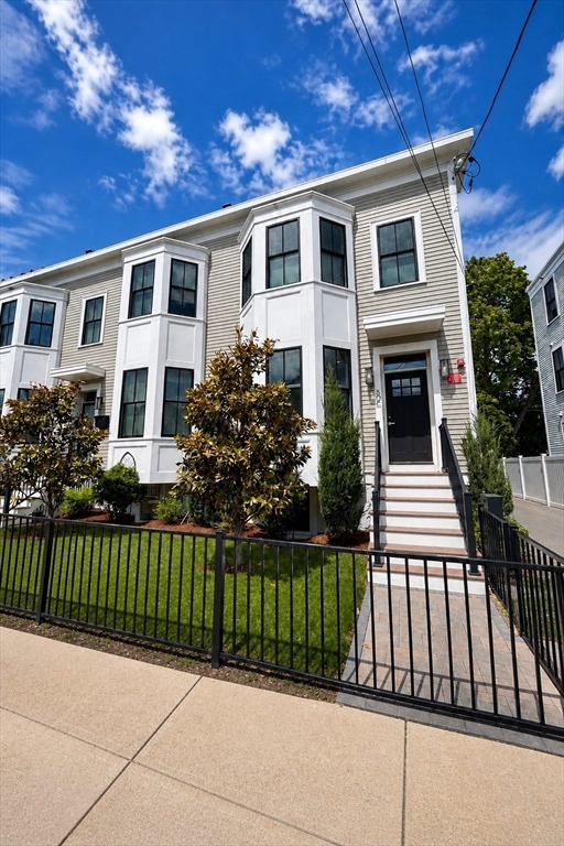 Click for 50 Waverly St #C, Boston, MA slideshow