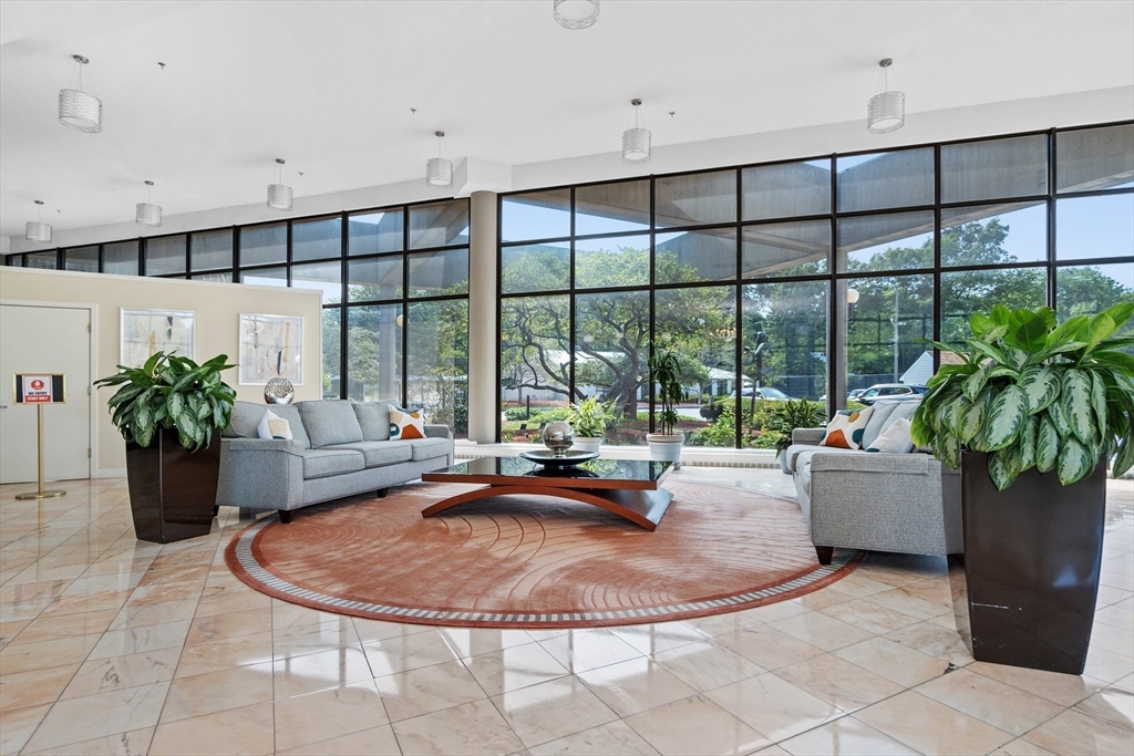 250 Hammond Pond Pkwy 614S