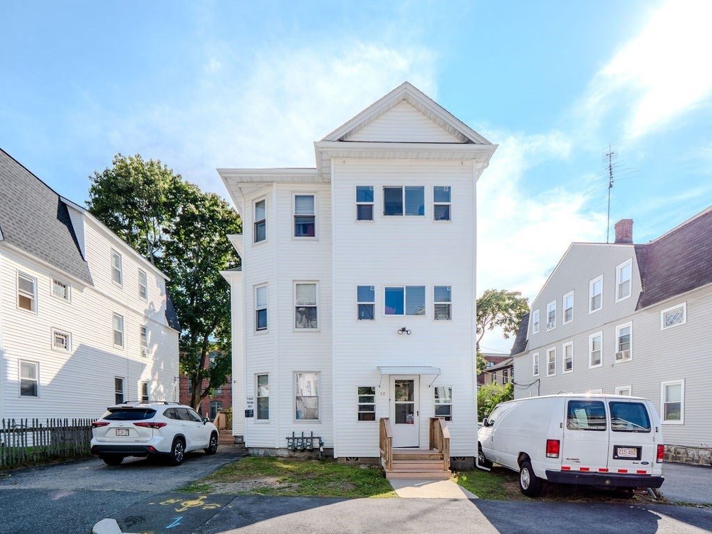 12 Ives St