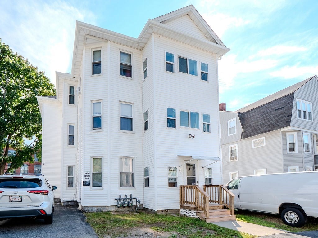 12 Ives St