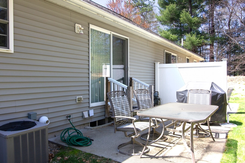 Chicopee, Massachusetts 01020, United States, 2 Bedrooms Bedrooms, ,2 BathroomsBathrooms,Residential,Contingent,117732