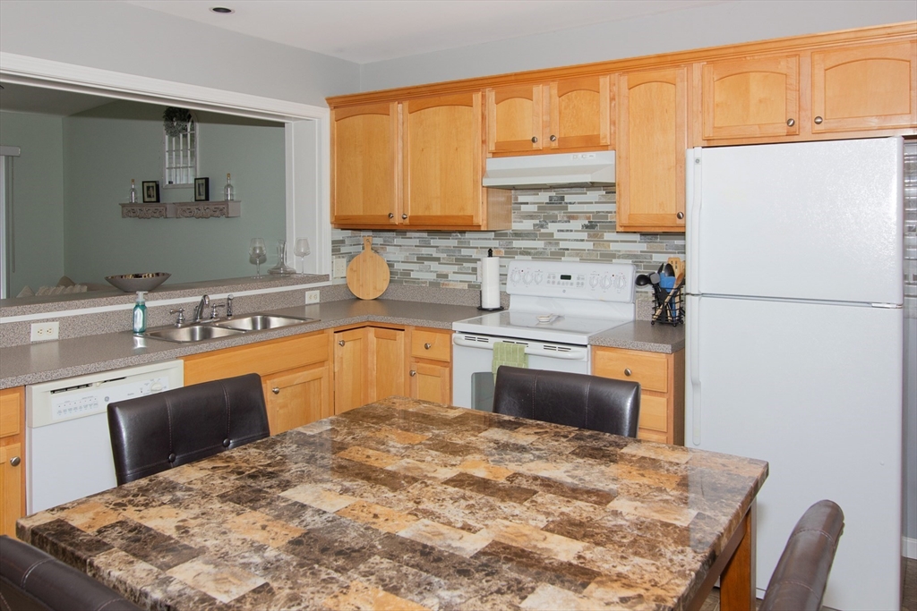 Chicopee, Massachusetts 01020, United States, 2 Bedrooms Bedrooms, ,2 BathroomsBathrooms,Residential,Contingent,117732