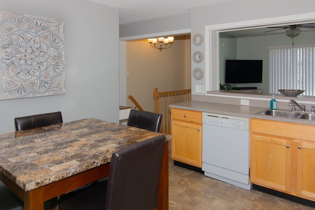 Chicopee, Massachusetts 01020, United States, 2 Bedrooms Bedrooms, ,2 BathroomsBathrooms,Residential,Contingent,117732