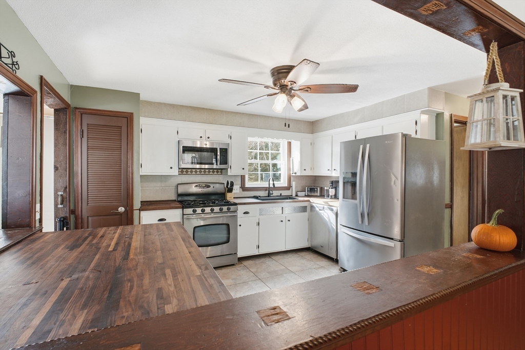 Agawam, Massachusetts 01030, United States, 4 Bedrooms Bedrooms, ,2 BathroomsBathrooms,Residential,Active,238096