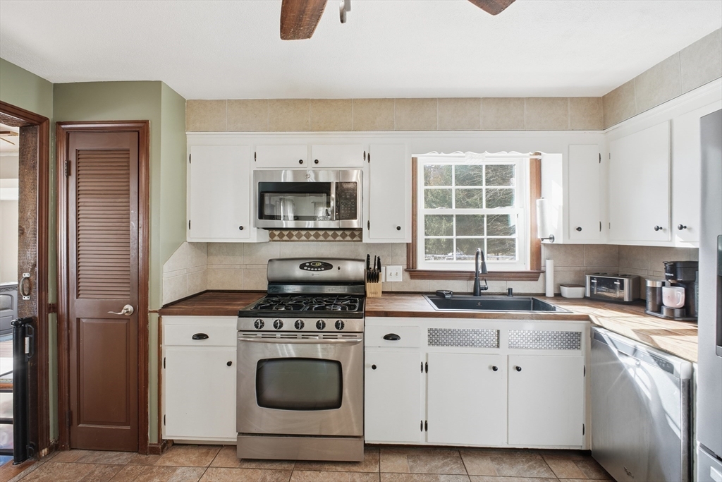 Agawam, Massachusetts 01030, United States, 4 Bedrooms Bedrooms, ,2 BathroomsBathrooms,Residential,Active,238096