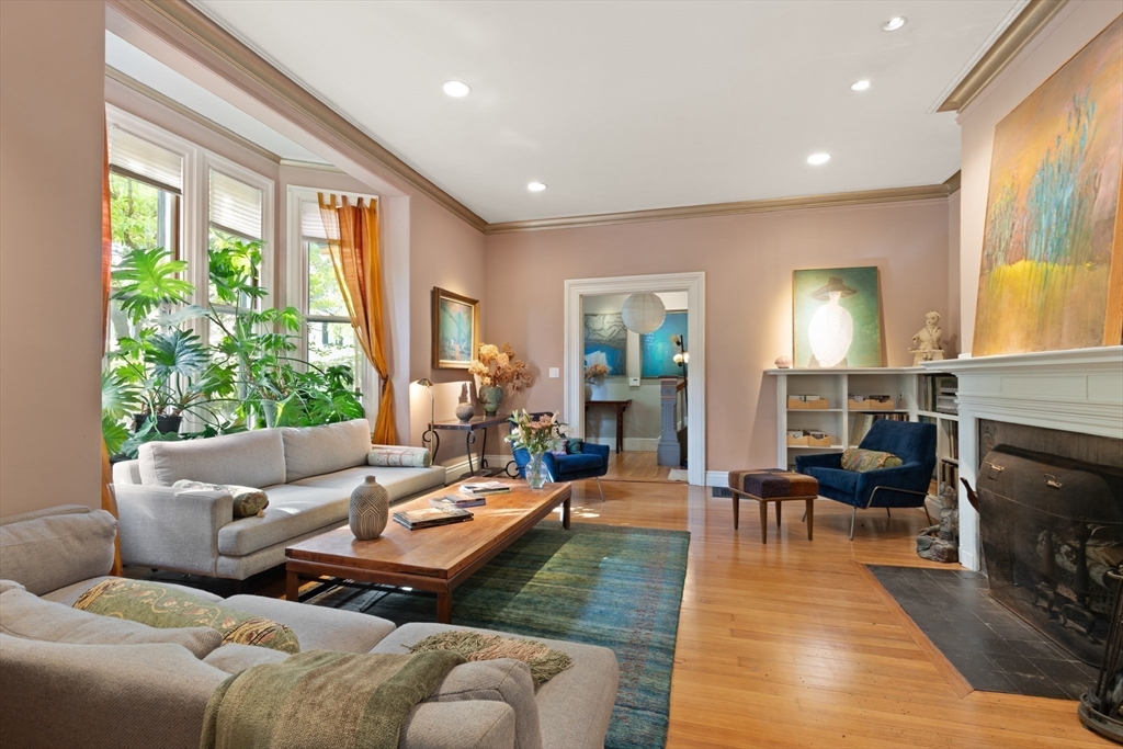 Click for 32 Hawthorn St #1, Cambridge, MA slideshow