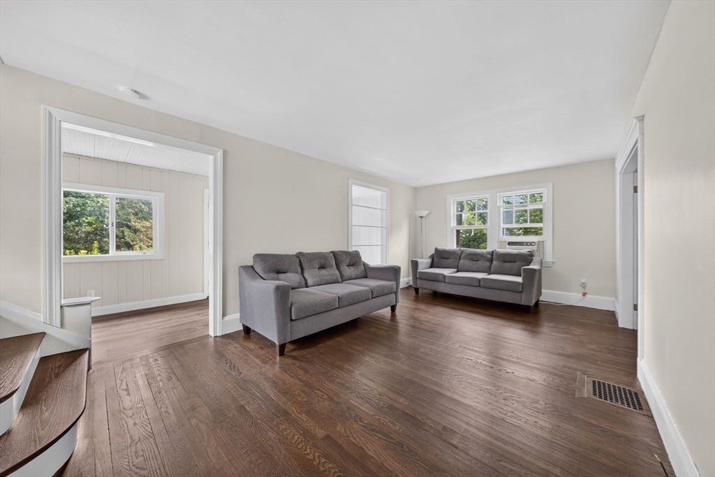 18 Fales Rd