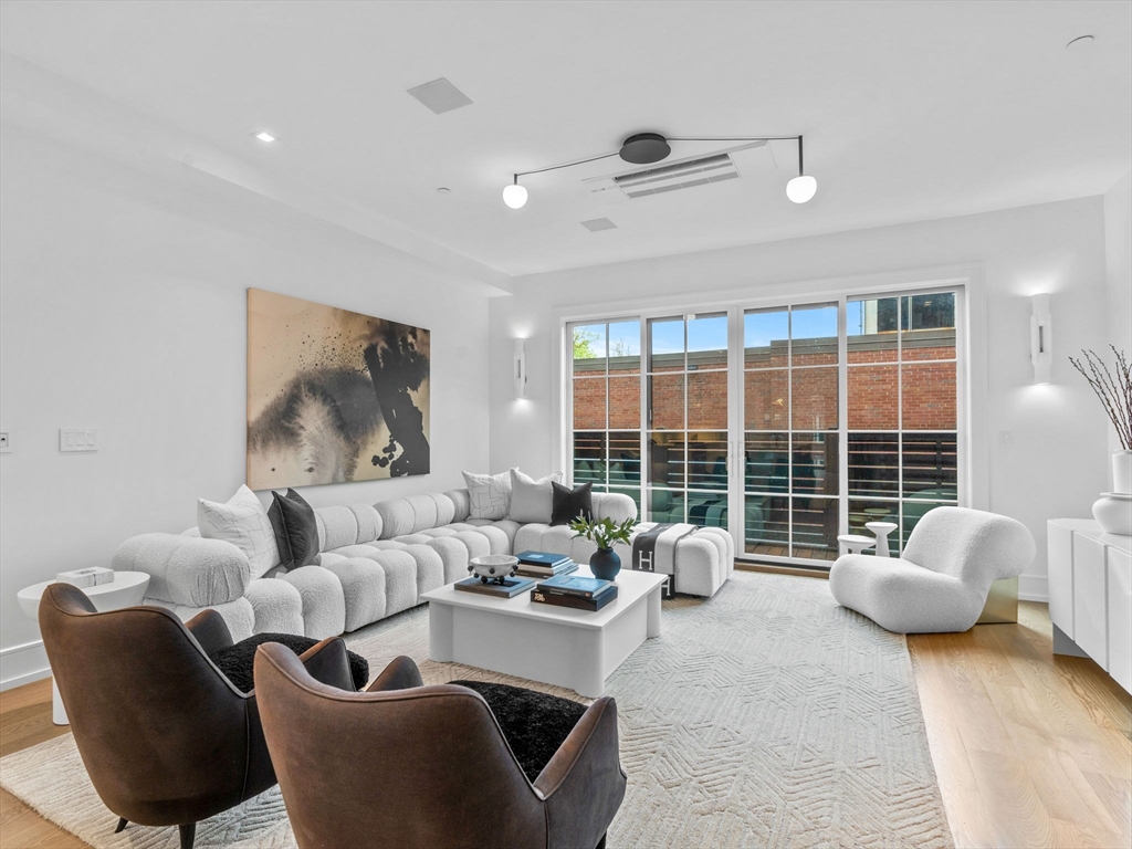559 East Broadway 559