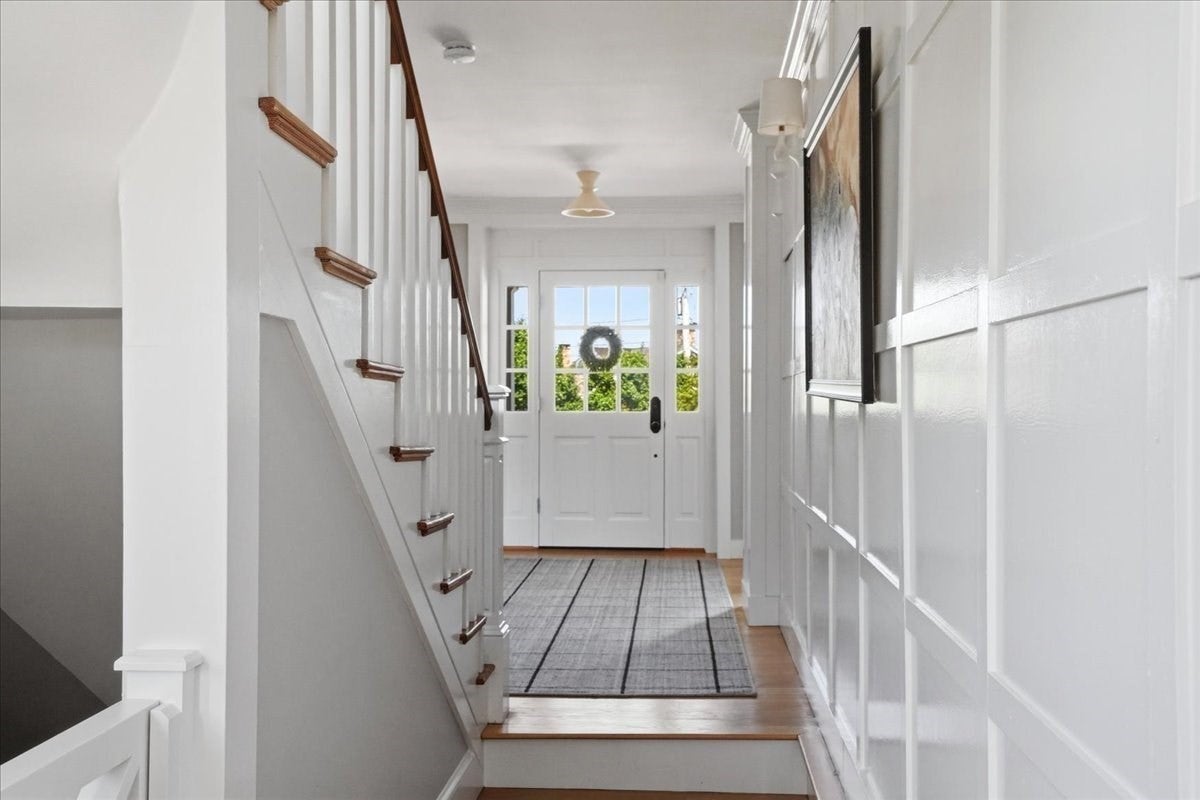 41 Hobart Ln