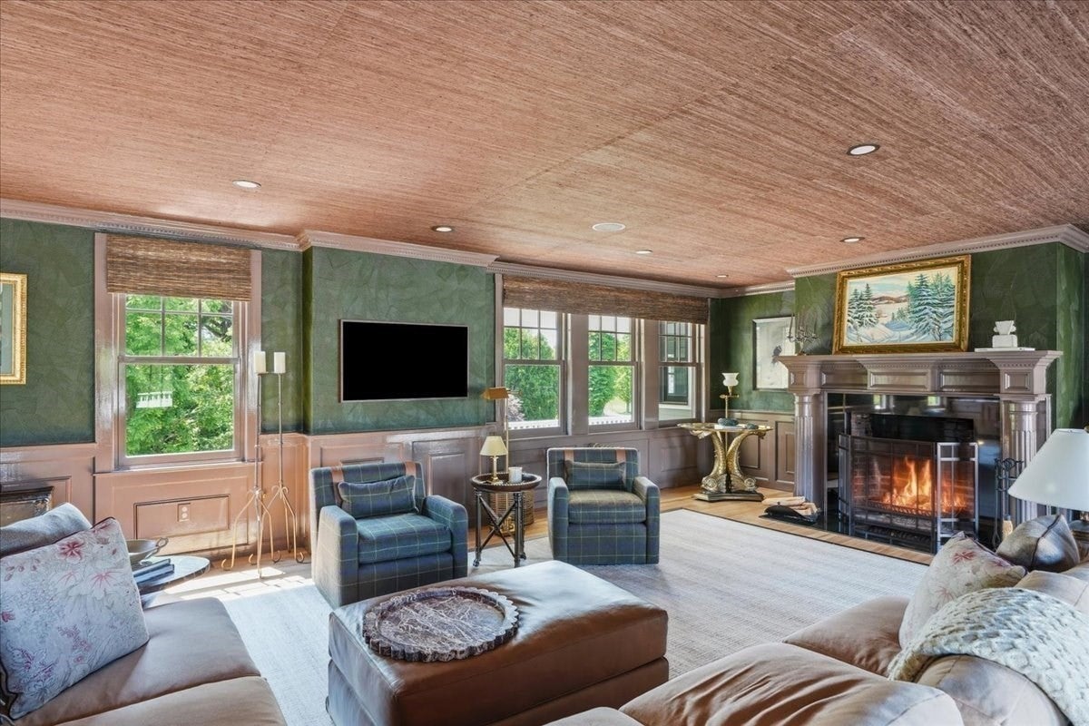 41 Hobart Ln