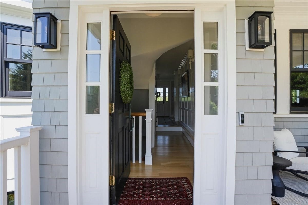 41 Hobart Ln