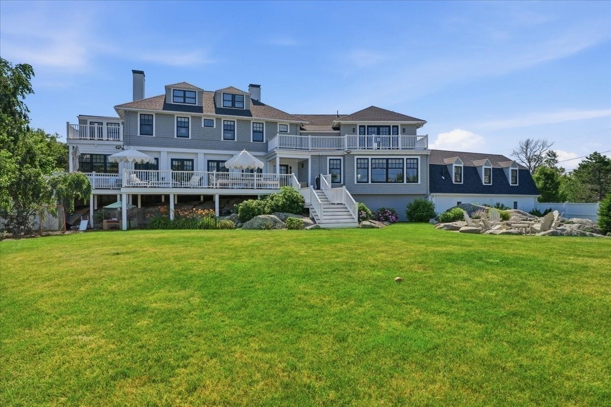 41 Hobart Ln