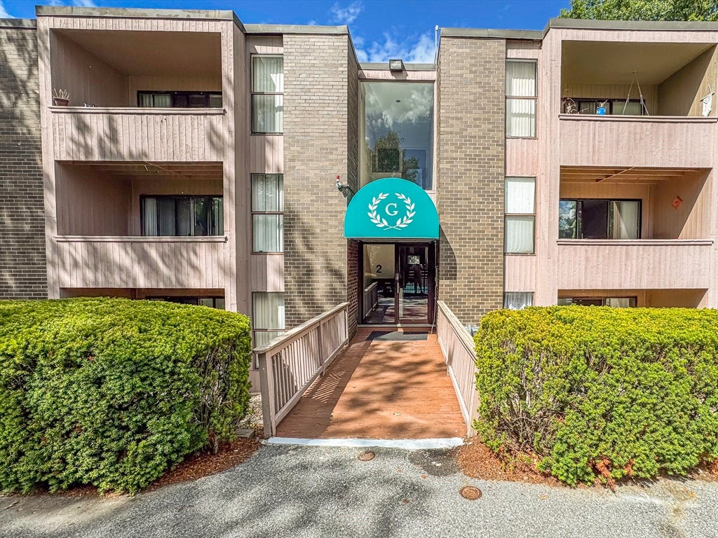 Photo of 2 Shrewsbury Green Dr, Shrewsbury, MA