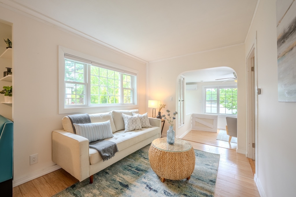 11 Lakeside Road