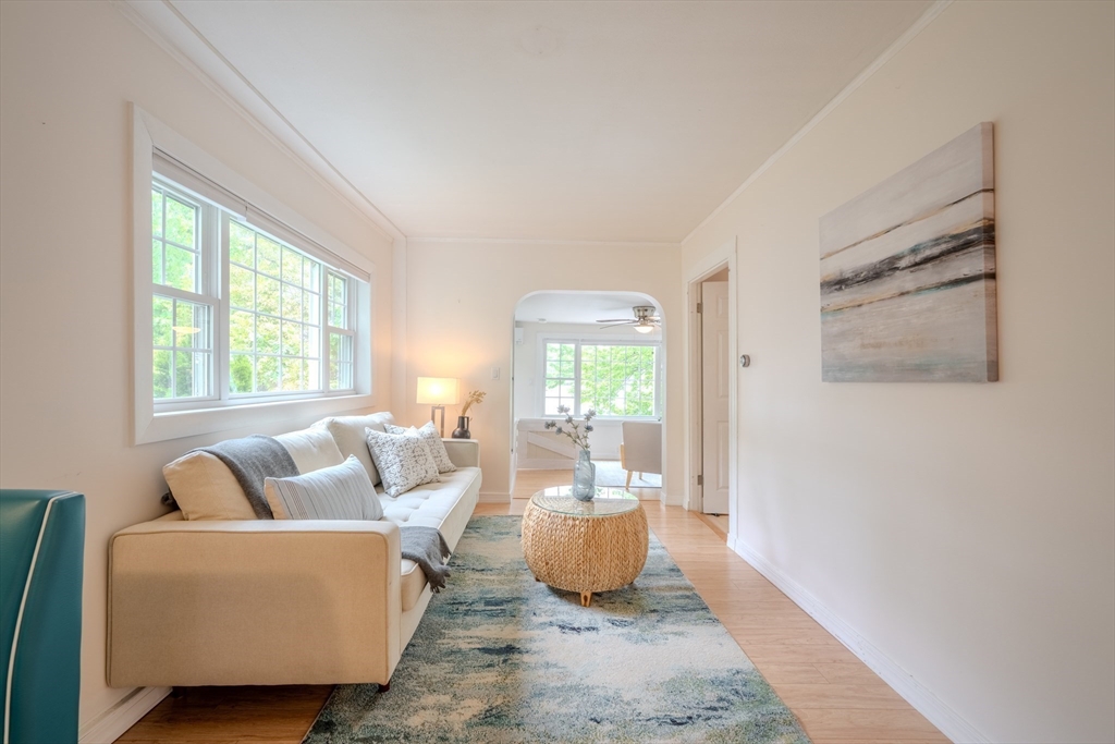 11 Lakeside Road