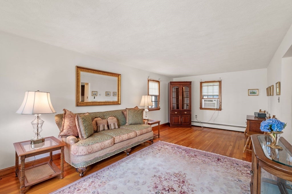 25 Colonial Rd