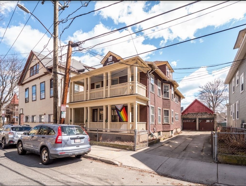 Click for 55 Central St #1, Somerville, MA slideshow