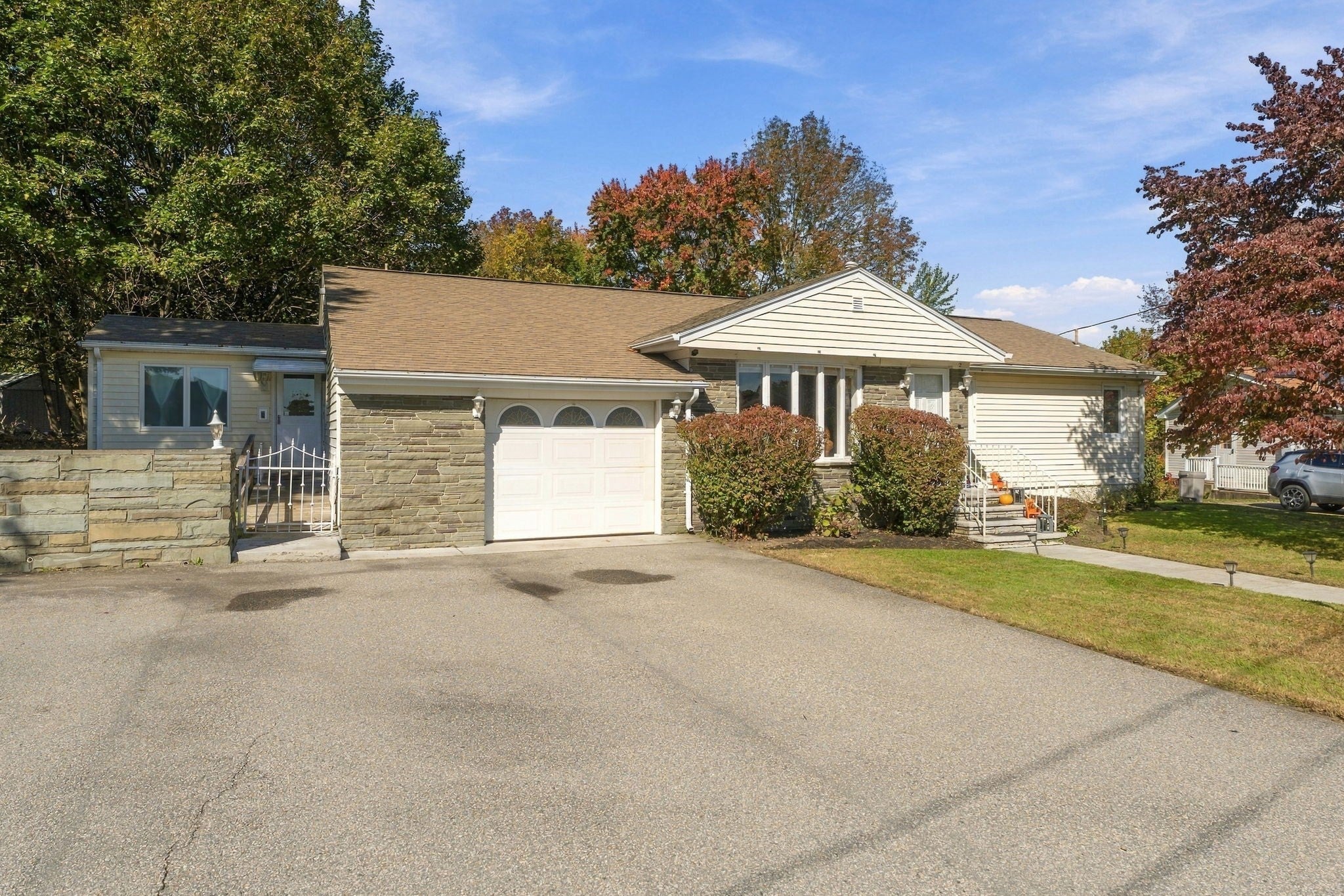 Photo of 2 Rotary Dr, Johnston, RI