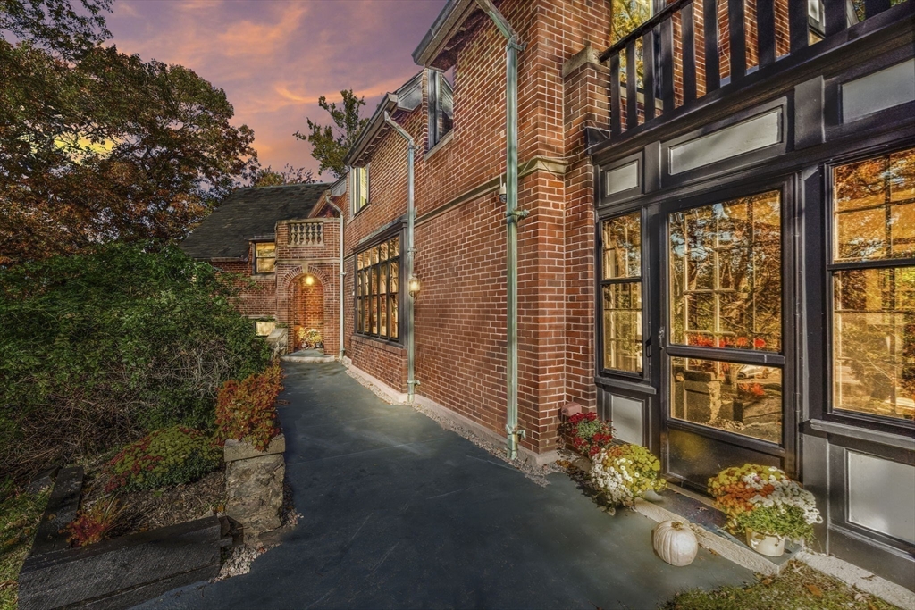 1125 West Roxbury Parkway