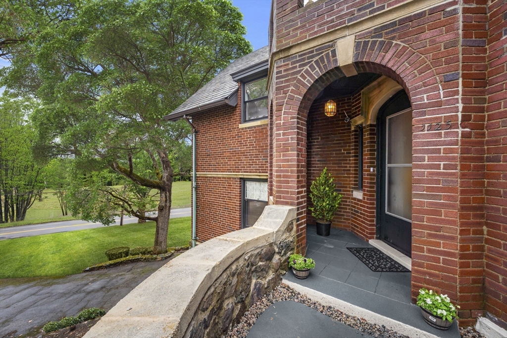 1125 West Roxbury Parkway