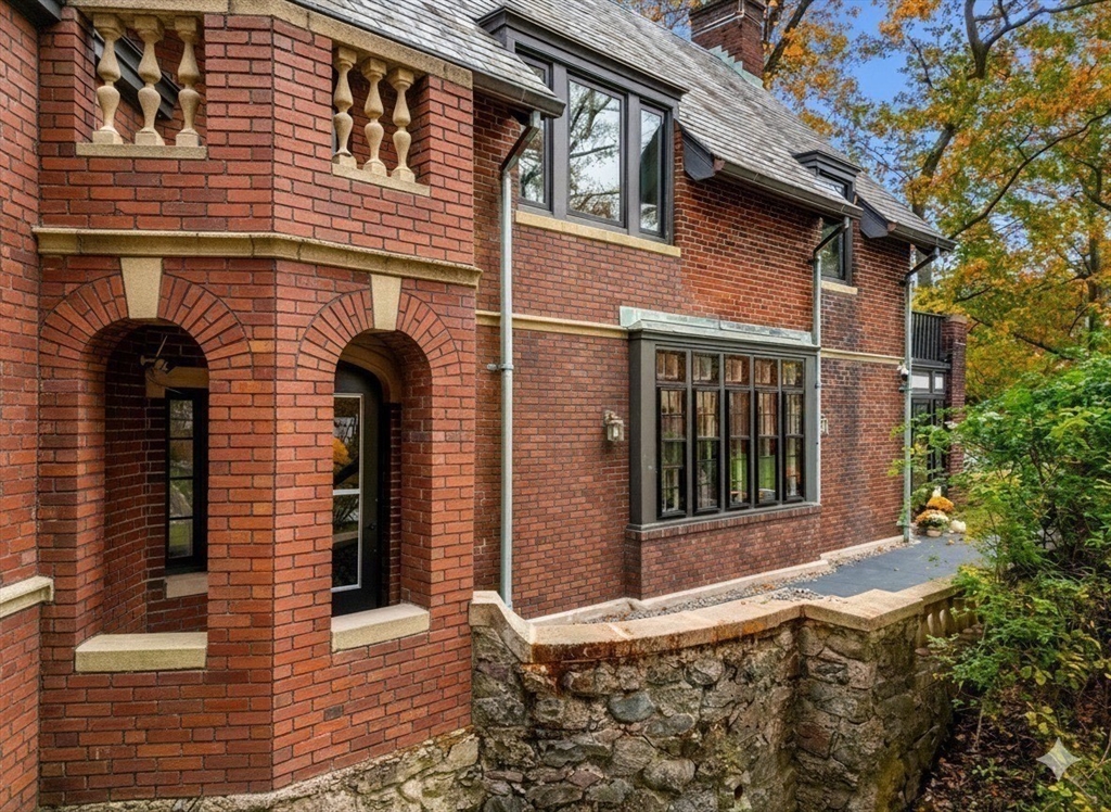 1125 West Roxbury Parkway