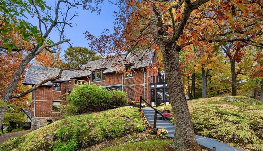 1125 West Roxbury Parkway