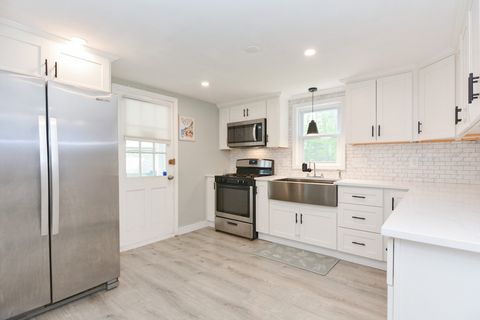 8 Roberts Rd Ashland MA 01721