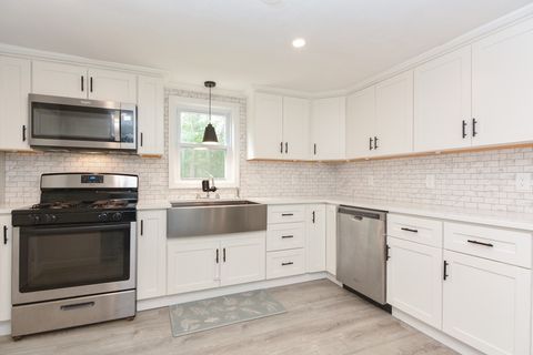 8 Roberts Rd Ashland MA 01721