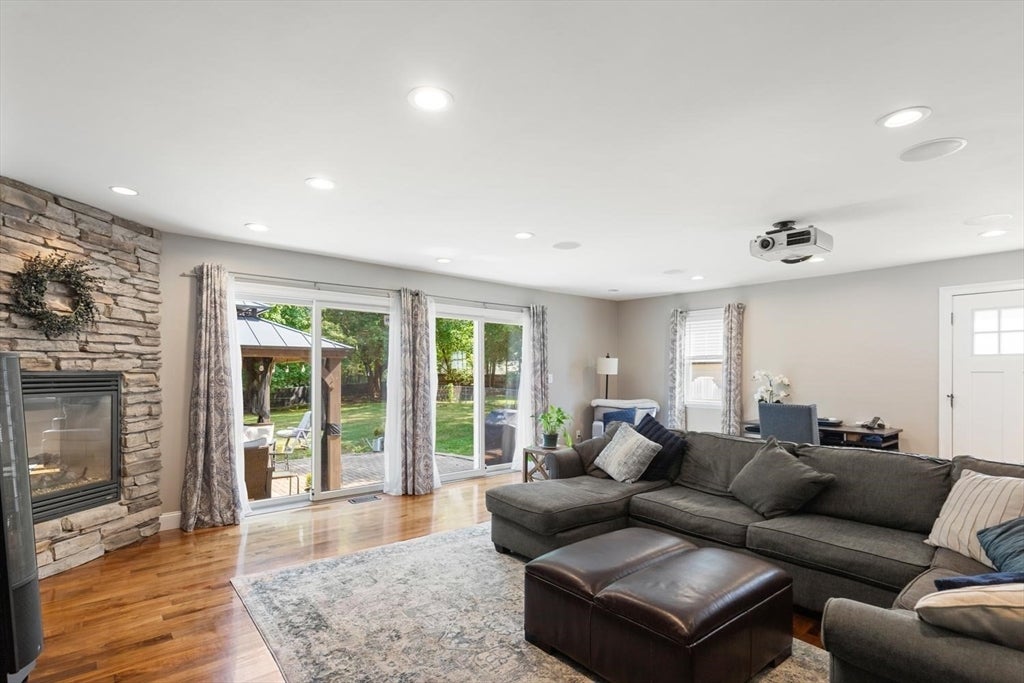 Photo of 33 Griffin Rd, Peabody, MA