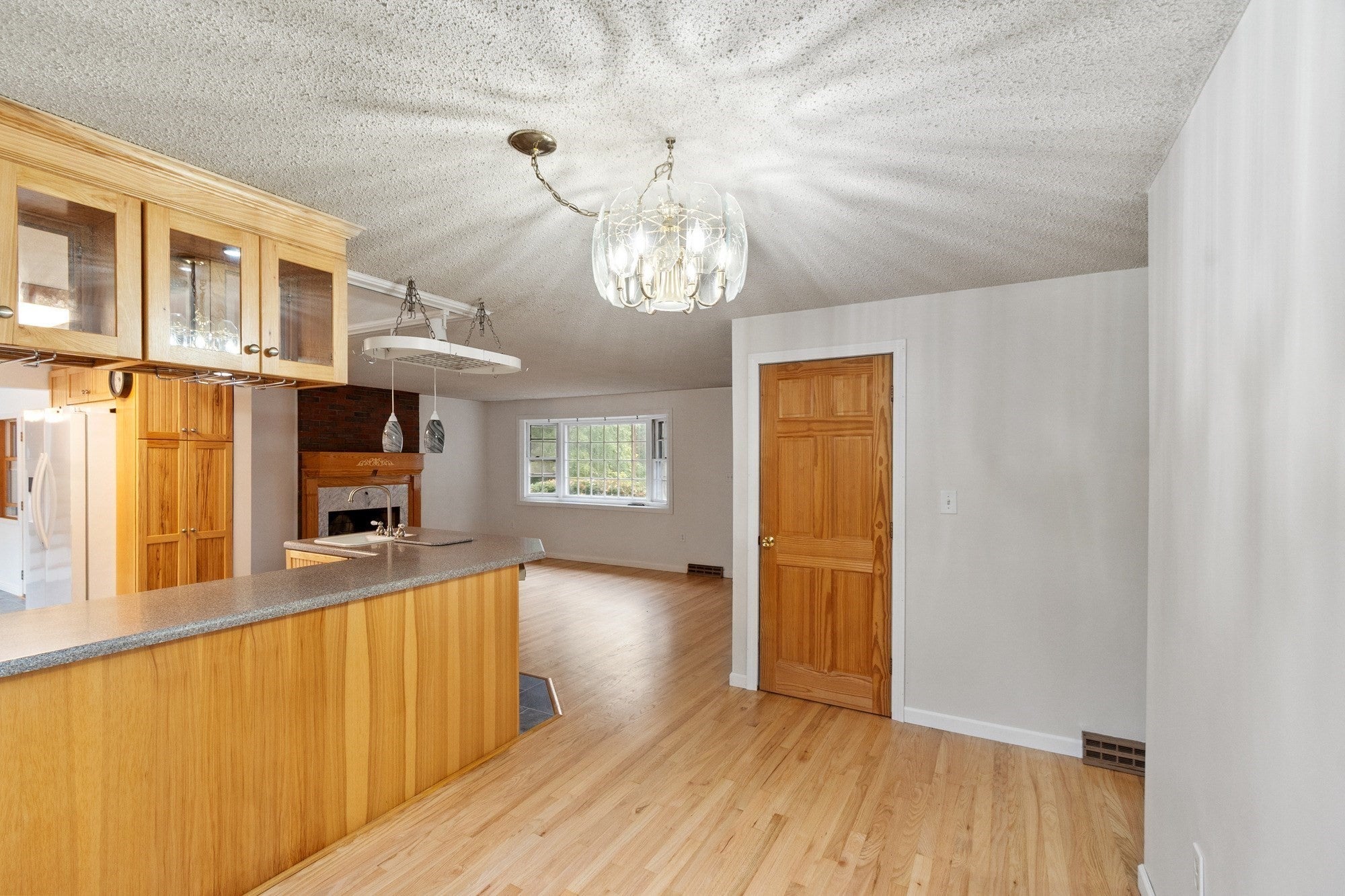22 Doral Dr, Chelmsford, MA, 22 Doral Dr, Chelmsford, MA Photo #4