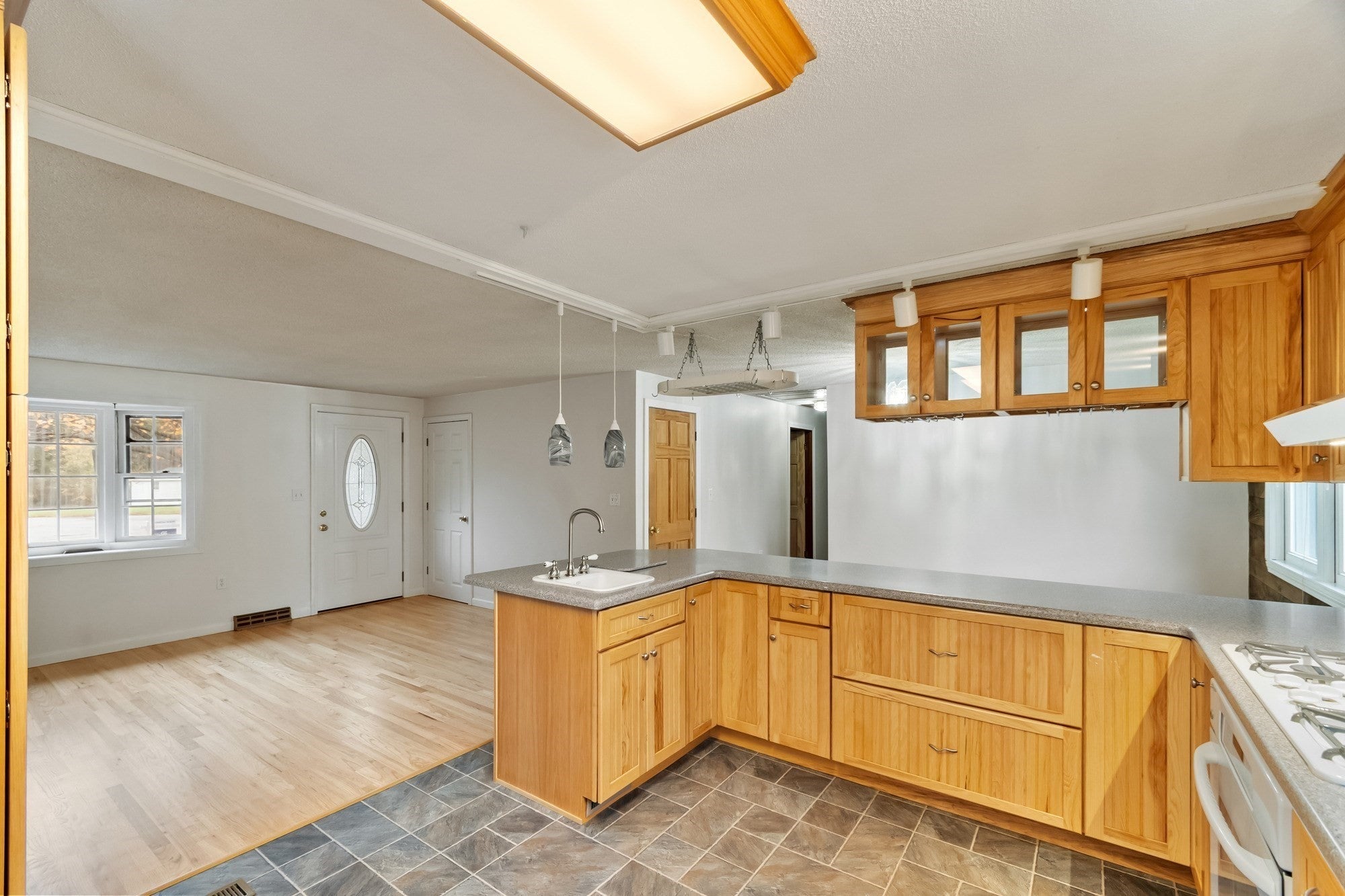 22 Doral Dr, Chelmsford, MA, 22 Doral Dr, Chelmsford, MA Photo #3