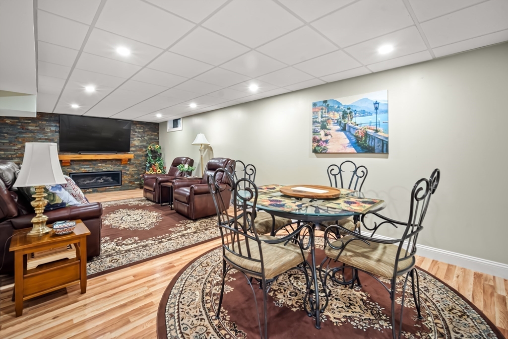 Westfield, Massachusetts 01085, United States, 4 Bedrooms Bedrooms, ,4 BathroomsBathrooms,Residential,Contingent,151995