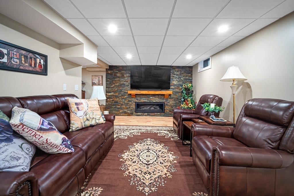 Westfield, Massachusetts 01085, United States, 4 Bedrooms Bedrooms, ,4 BathroomsBathrooms,Residential,Contingent,151995