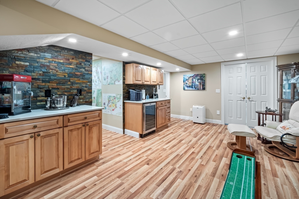 Westfield, Massachusetts 01085, United States, 4 Bedrooms Bedrooms, ,4 BathroomsBathrooms,Residential,Contingent,151995