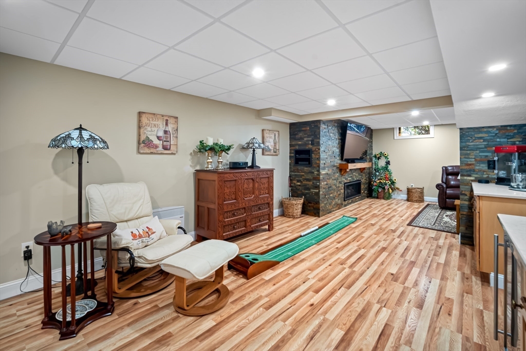 Westfield, Massachusetts 01085, United States, 4 Bedrooms Bedrooms, ,4 BathroomsBathrooms,Residential,Contingent,151995