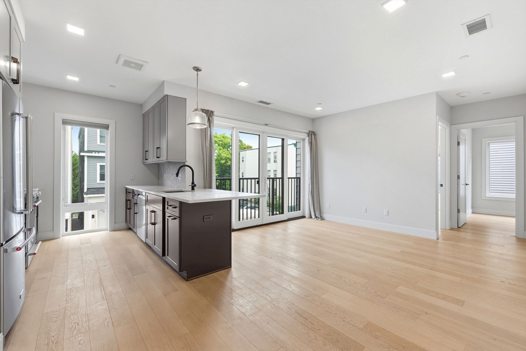 287 Maverick St U202