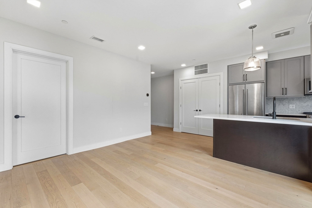 287 Maverick St U202